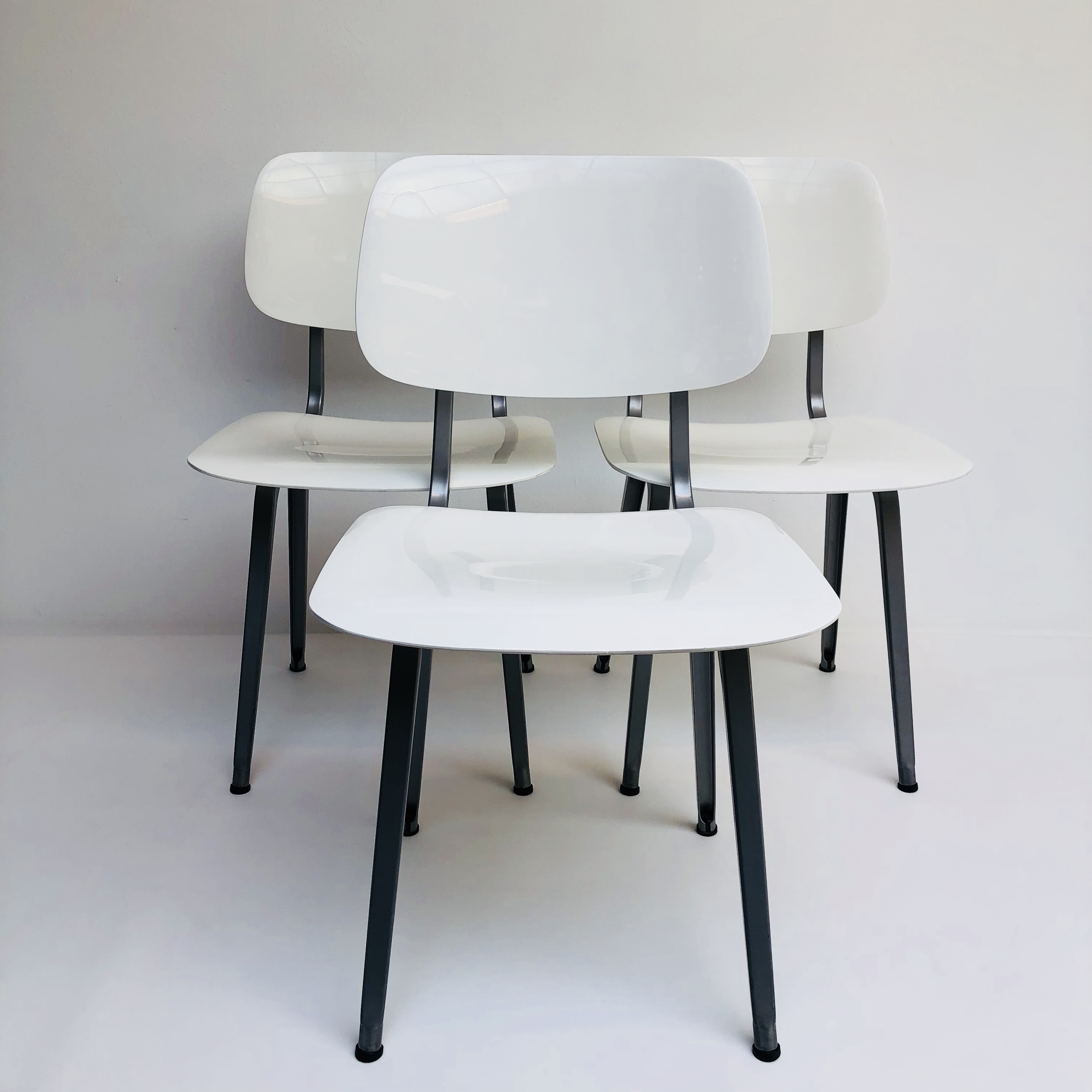 schieten multifunctioneel het kan Witte Kunststof Revolt stoelen Friso Kramer - Hello Design Classics